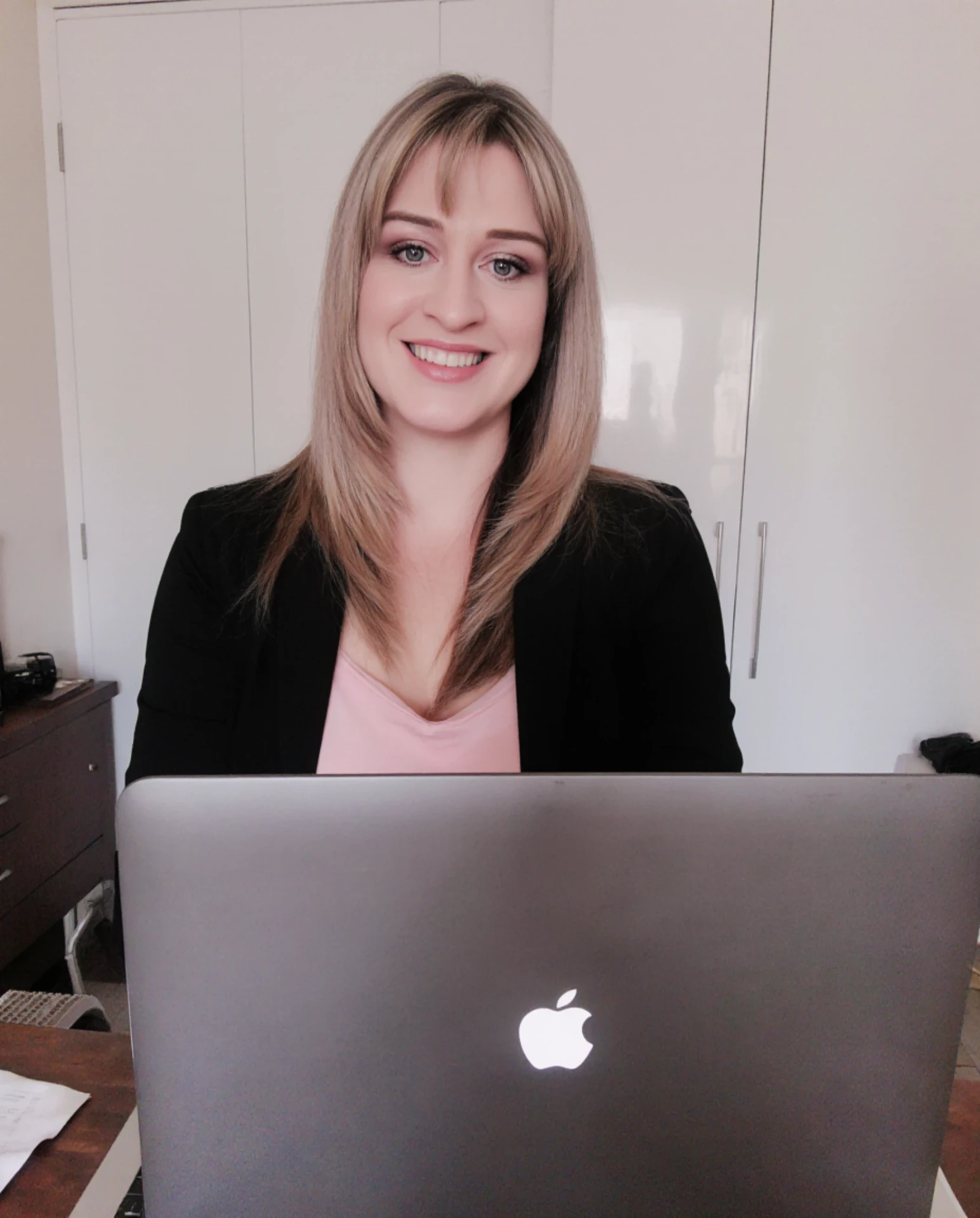 Shelayne smiling, ready to help students practice English conversation online